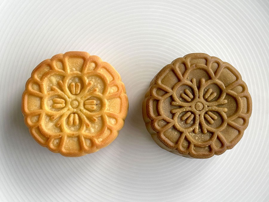 「珠寶盒法式點心坊」の創作月餅。右から、紅烏龍茶＆チョコレート＆ドライグァバ餡と、カスタードクリーム餡の2種類。