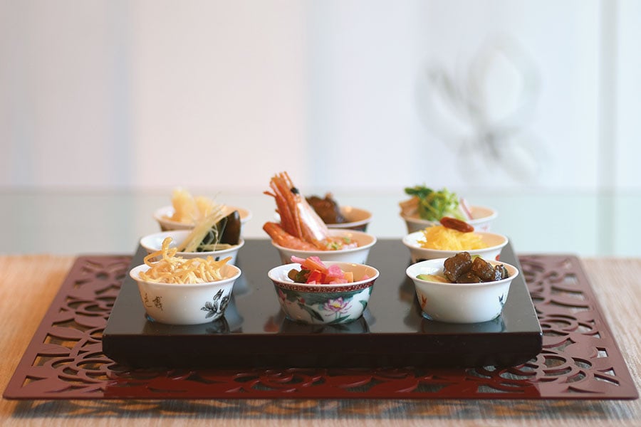 サミットのシェフがつくる最高の薬膳。翠蝶館の夕食は、北海道産の季節の材料で作られた本格薬膳コース。繊細な味わいを楽しみたい。
