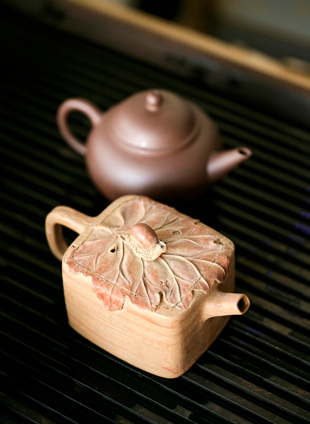 手前から：名陶紫砂の茶壺 8,500香港ドル、2,800香港ドル。