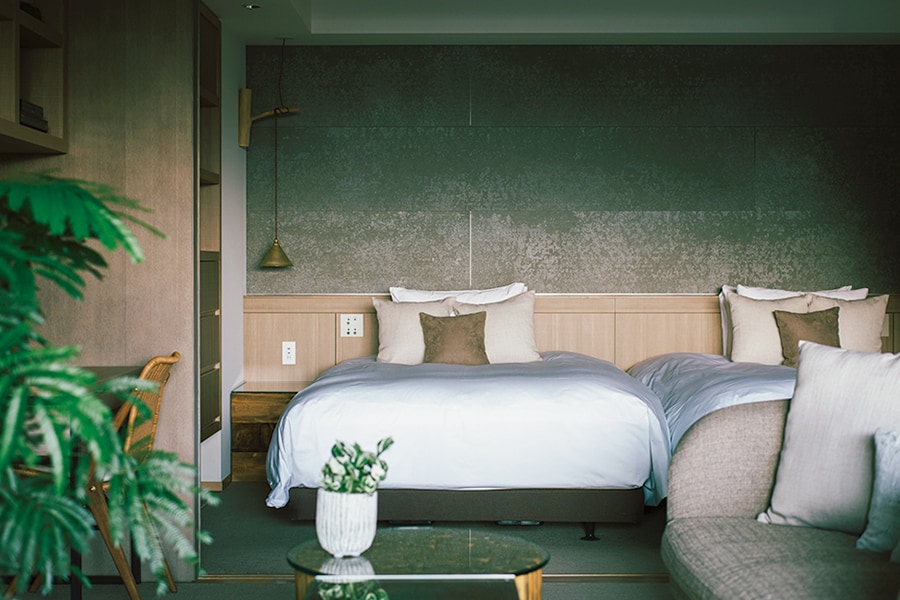 【ふふ 河口湖】ベッドはシモンズ社との共同開発。オリジナルのルームウェアに着替えて質のよい眠りを。Photo: Masahiro Shimazaki