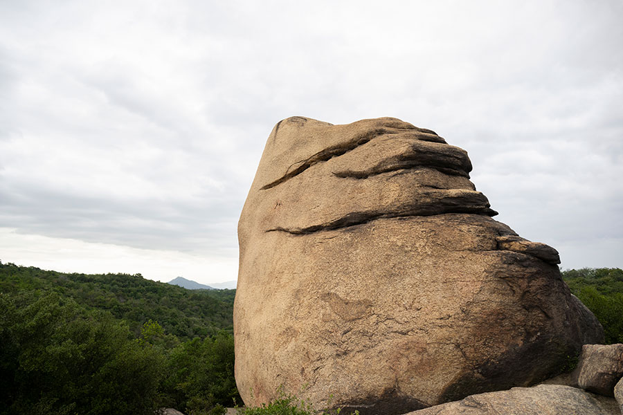 ニコニコ岩も見る角度で表情が違う！　ぜひお試しを。