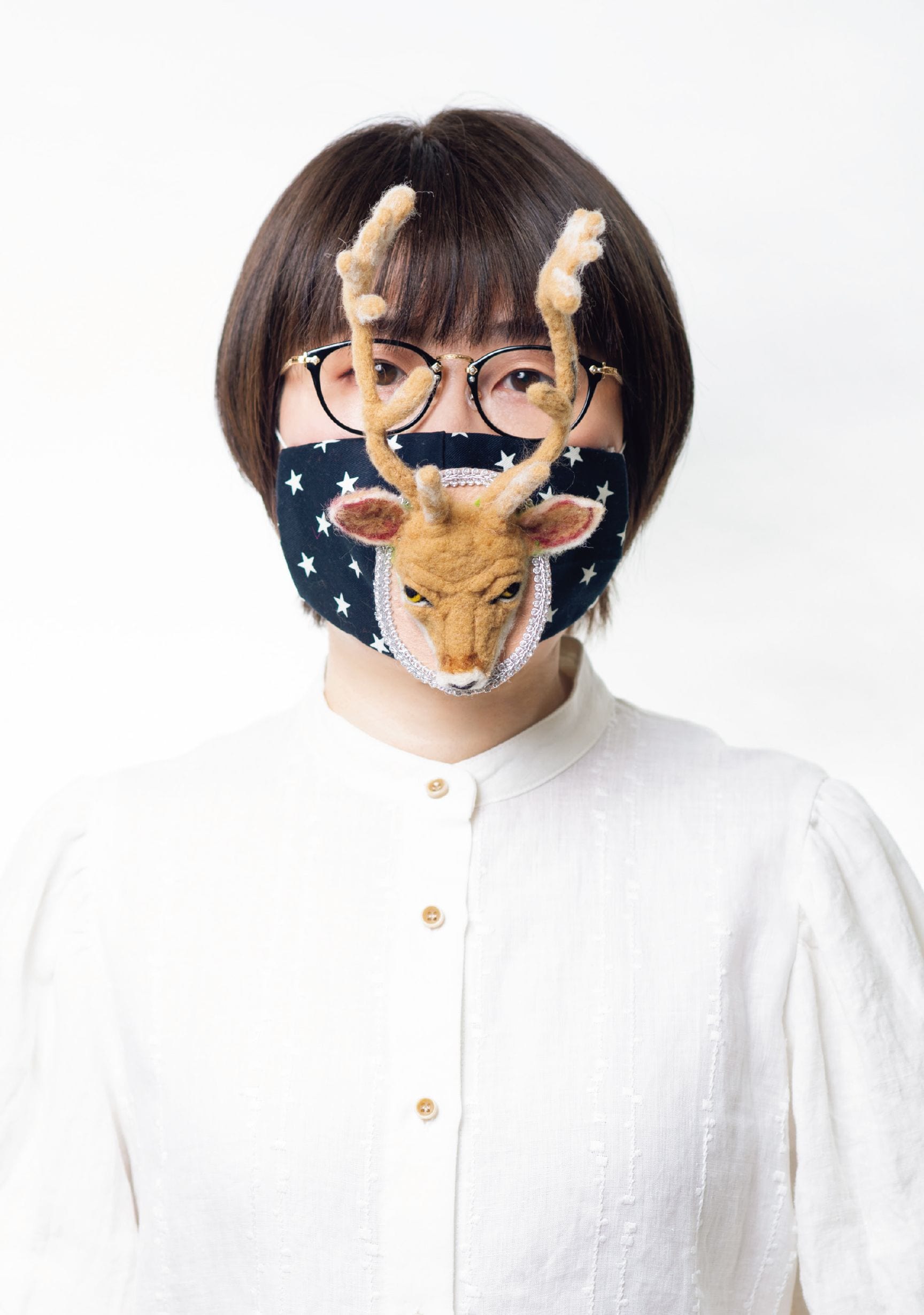 鹿アタッチメントのマスクをつける光浦靖子さん
