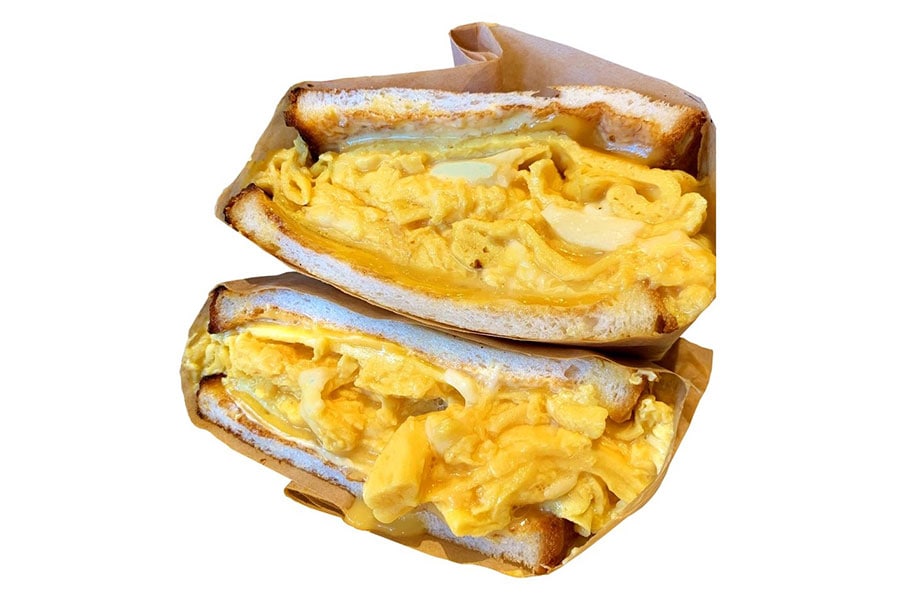 「毎日食べたい大満足チーズオムレツパン」650円。現在はカップ入りのスタイルで販売。