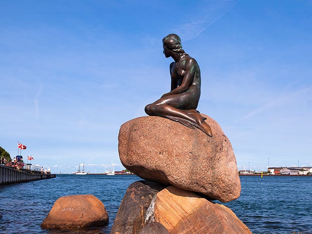 コペンハーゲン名物の人魚姫の像が なぜか二本足を備えている理由とは 