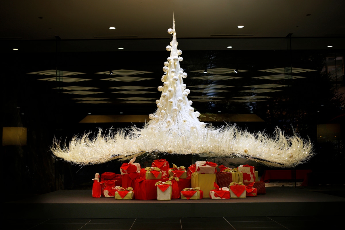 【2024 ホテル雅叙園東京のクリスマスツリー】婚礼衣装をアップサイクルし 和の館内でも存在感抜群の純白ツリー | 写真 | 1枚目