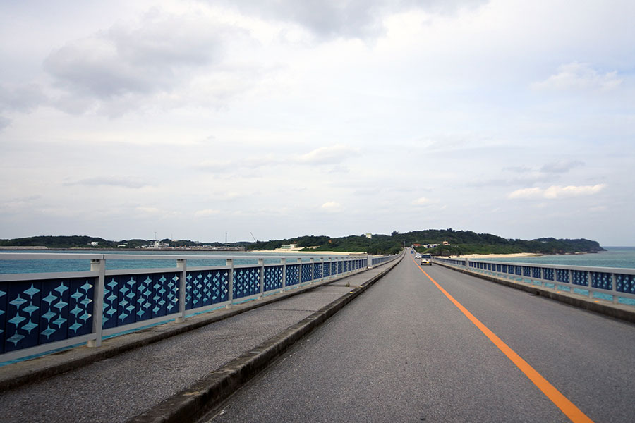 池間島と宮古島を結ぶ、池間大橋。晴れていると、もっとキレイなのですが……。