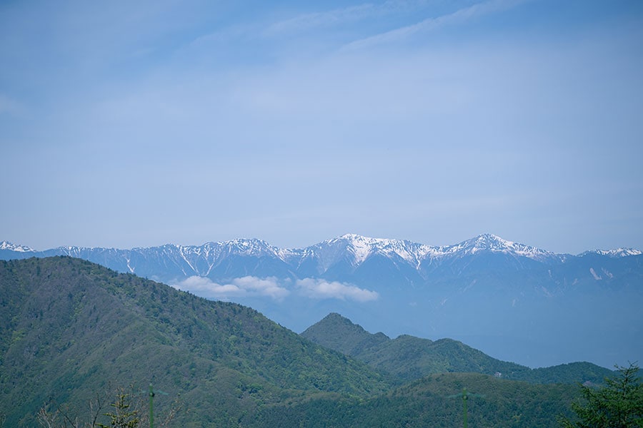 南アルプスの白根三山（北岳、間ノ岳、農鳥岳）が悠然と佇む。