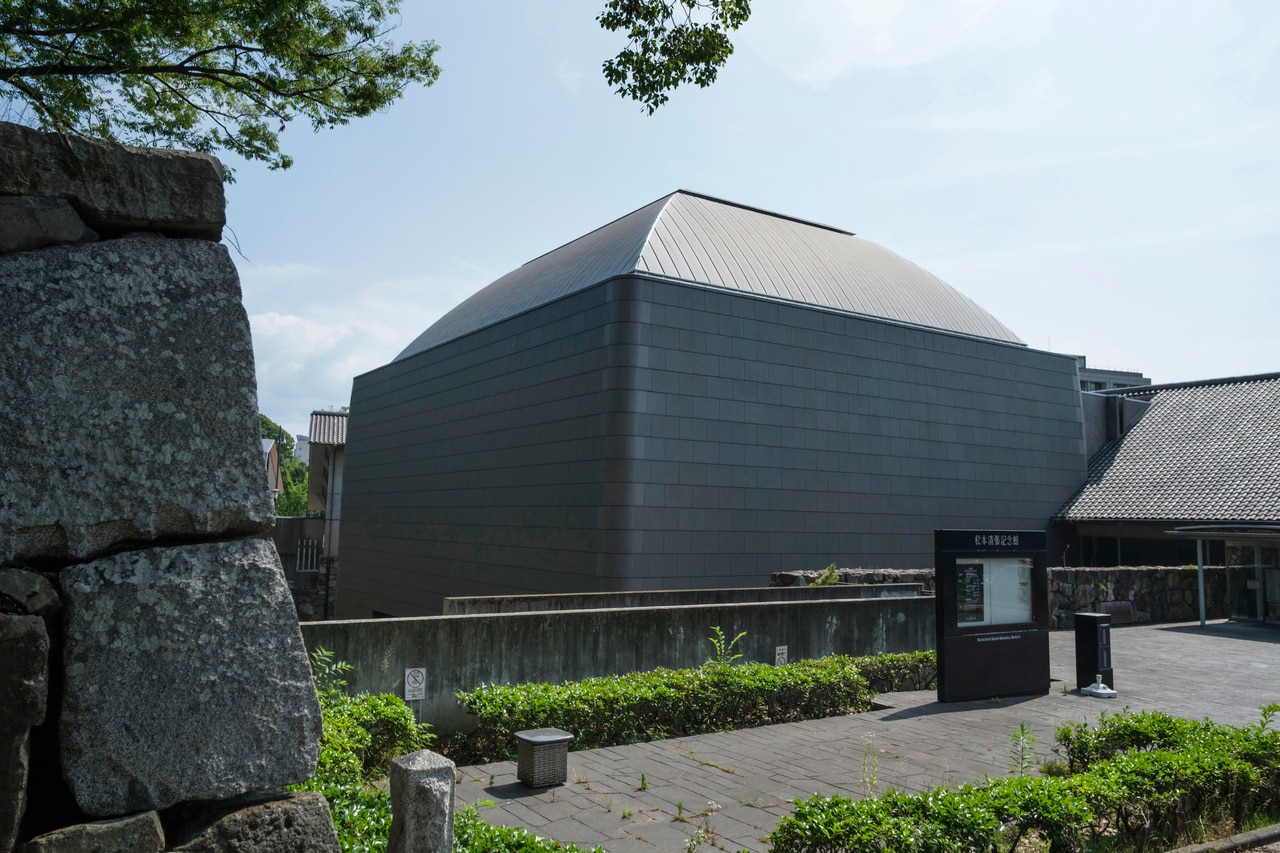 小倉城内にある松本清張記念館。清張の仕事部屋、資料、遺品などが膨大に展示されている。