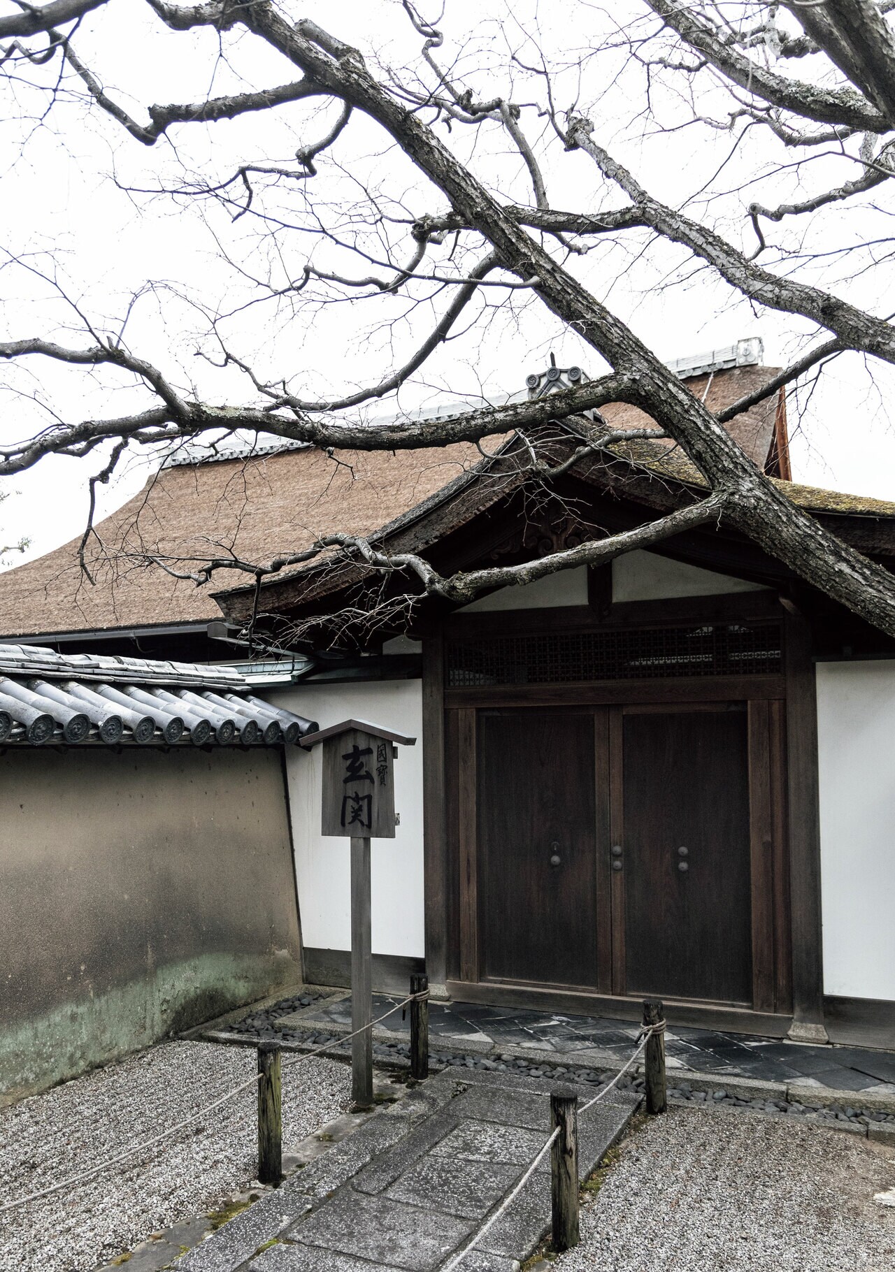 本堂とともに国宝指定を受けている玄関。現在の日本家屋に見られる玄関の原型である。