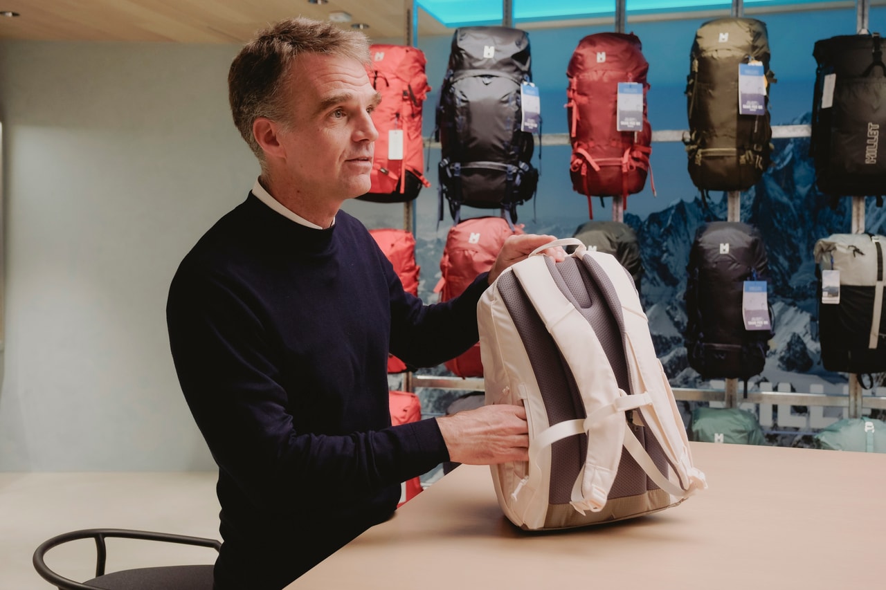 スイウの背負ったままアクセスできる背面ポケットについて説明するロマン氏。