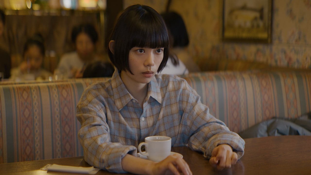 たびたび登場する「AURALEE」のシャツ。©日本テレビ