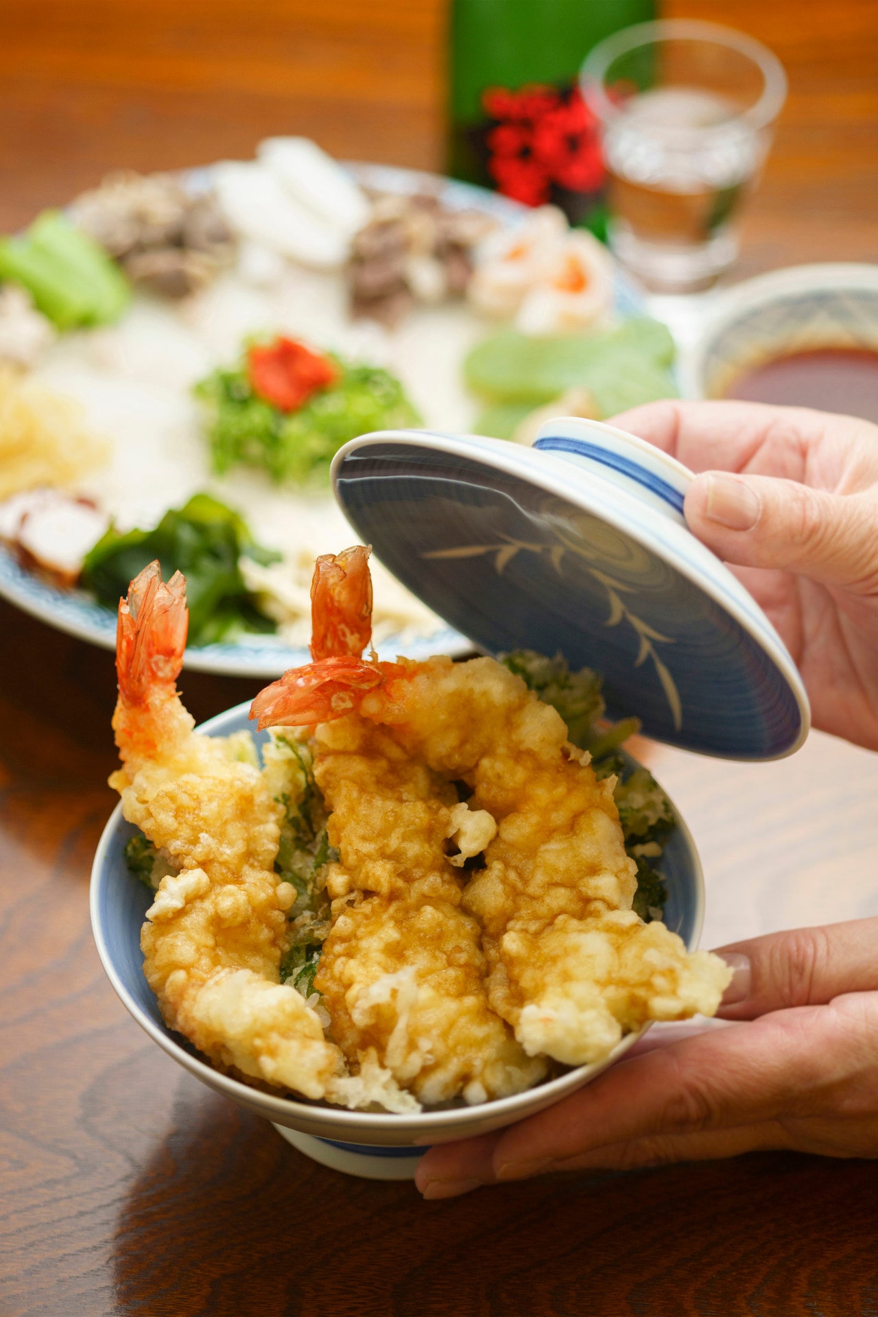 天丼（1,760円）と、名物の「生ちり」（写真奥、2,970円）。生ちりはヒラメの薄造りの周囲にマグロのヒレ、カツオの心臓などの珍味が載り、酒が進む　　撮影＝橋本篤（本社）