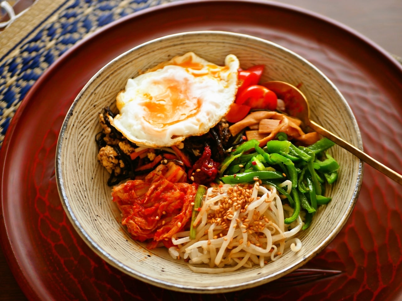 「キムチ＋何かしら味つけのされてるおかず＋コチュジャン少々」で大体味つけは決まる。おかずは切り干し大根でも、肉野菜炒めの余りでも。