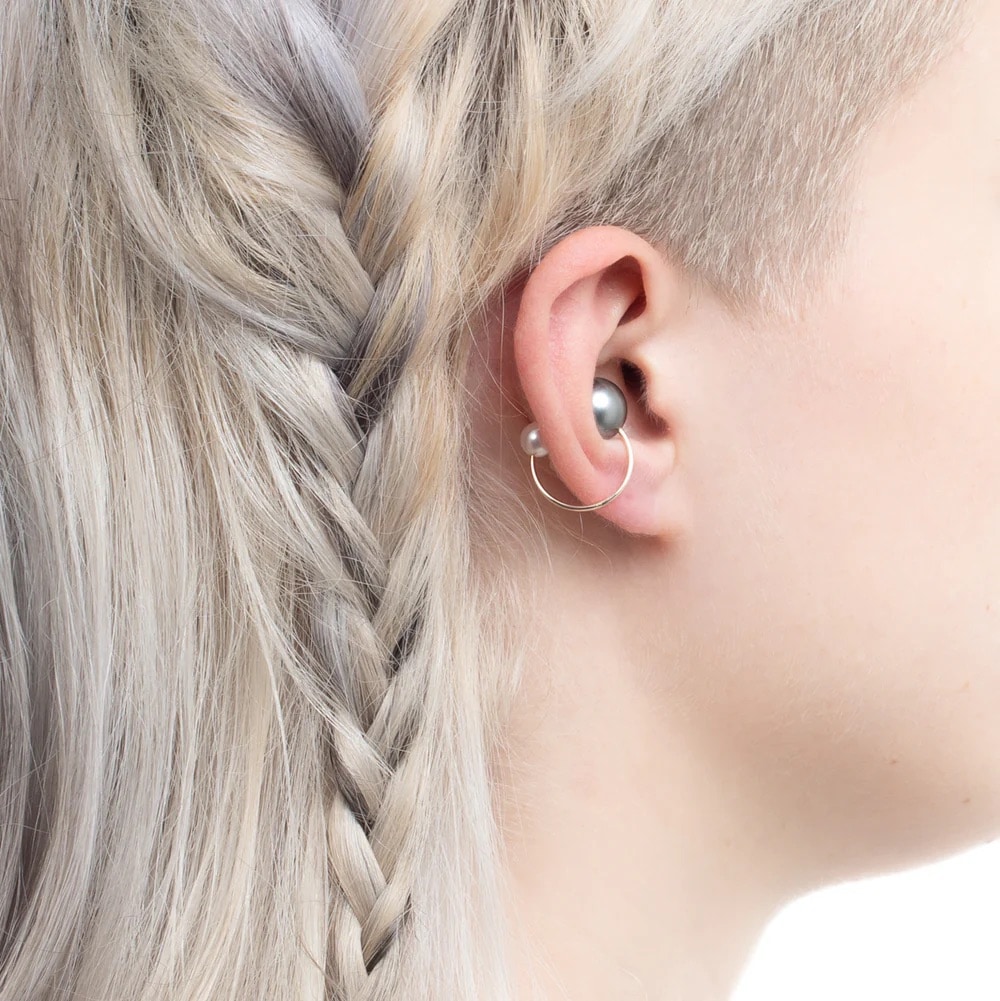 タヒチパール イヤーカフ 着用イメージ。