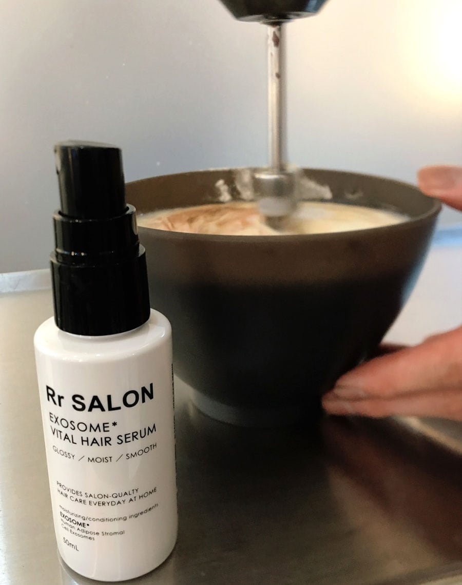 高濃度ヘマチンとエクソソームが入った髪用美容液「Rr SALON exosome VITAL SERUM」（写真手前／2,750円）はシャンプーやトリートメントに加えて使います。