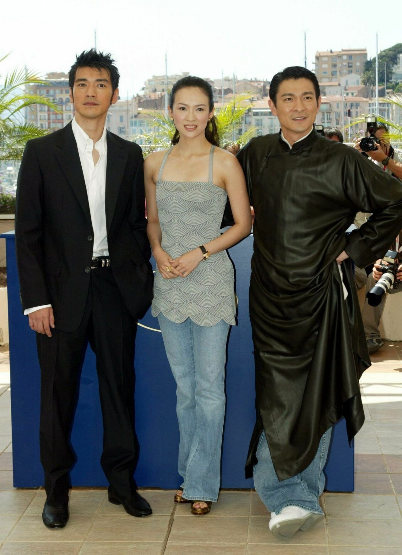 2004年制作の中国映画『LOVERS』（チャン・イーモウ監督）で共演したチャン・ツィイー（中央）、アンディ・ラウ（右）と　©EPA=時事