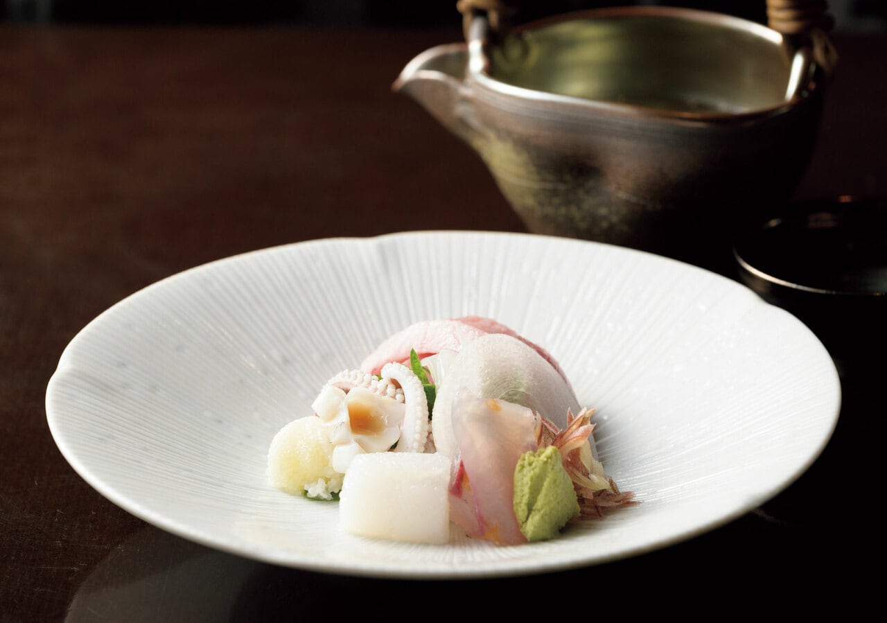 メジマグロ、アカイカ、トビウオのお造りはすべて佐渡産。合わせた地酒は「純米吟醸 上弦の月」。