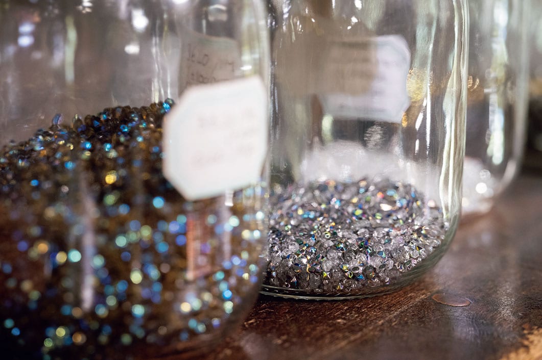 ビーズはガラス瓶に入れてディスプレイ。