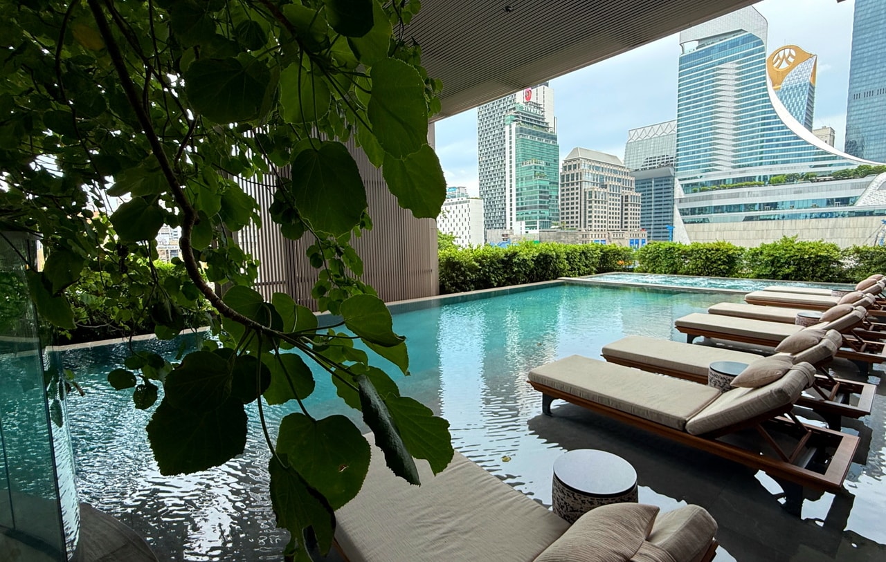 ロビーのある9階にはプールがあり、中央には吹き抜けが設けられている。そこには、ホテルのシンボルツリーである樹齢100年超えの本物のソンポンの巨木が顔を出している。