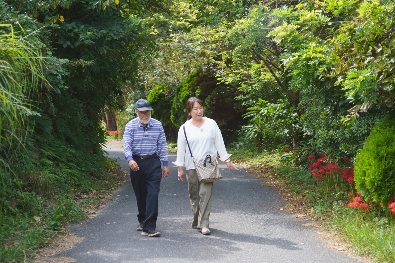 岬の突端へとのびる急な山道は、現在もきれいに整備されている。