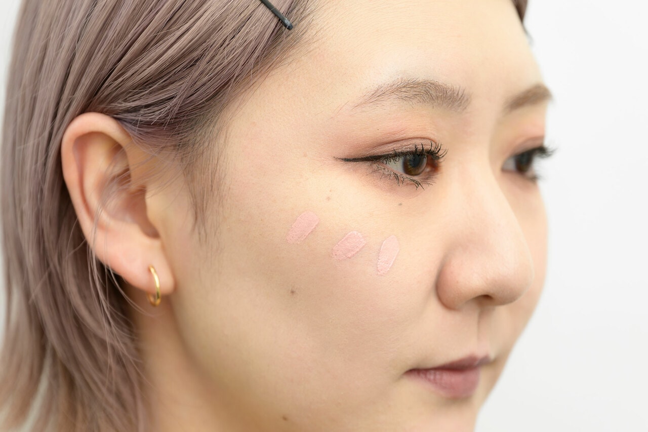 【STEP1】頬の高いところに、線状に色をのせる。