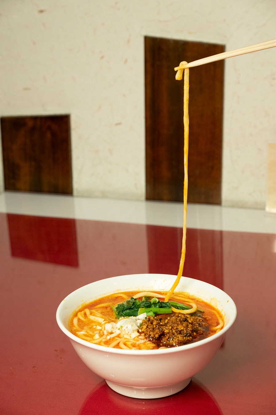 箸で手繰っても手繰っても、麺はずっとつながっています。