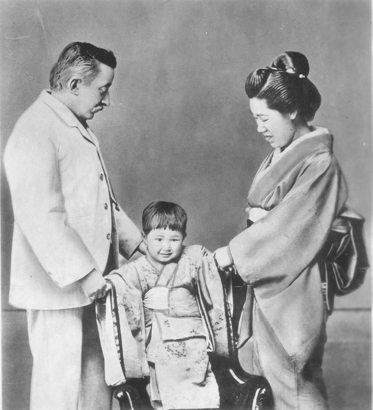 （左から）小泉八雲、一雄、セツ　©GRANGER／時事通信フォト