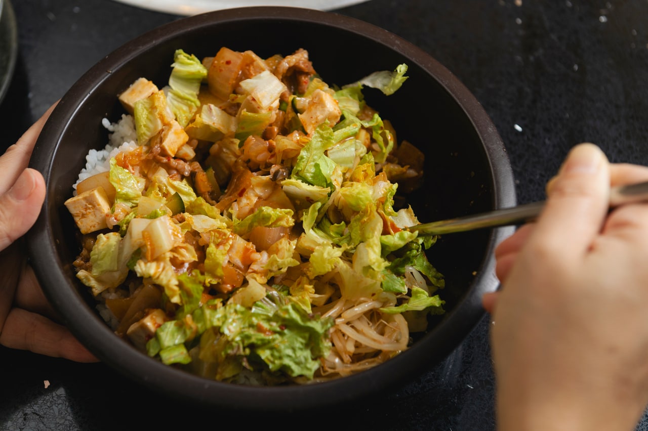 ごはんと具をよく混ぜて味をなじませる。