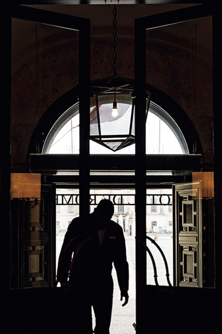エントランスとレセプションを結ぶ階段で、ドアマンのホスピタリティを感じる。