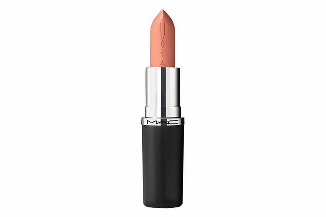 潤いとツヤのあるピンクベージュ。マキシマル スリーク サテン リップスティック 814 　4,620円（モデル使用色）／M・A・C