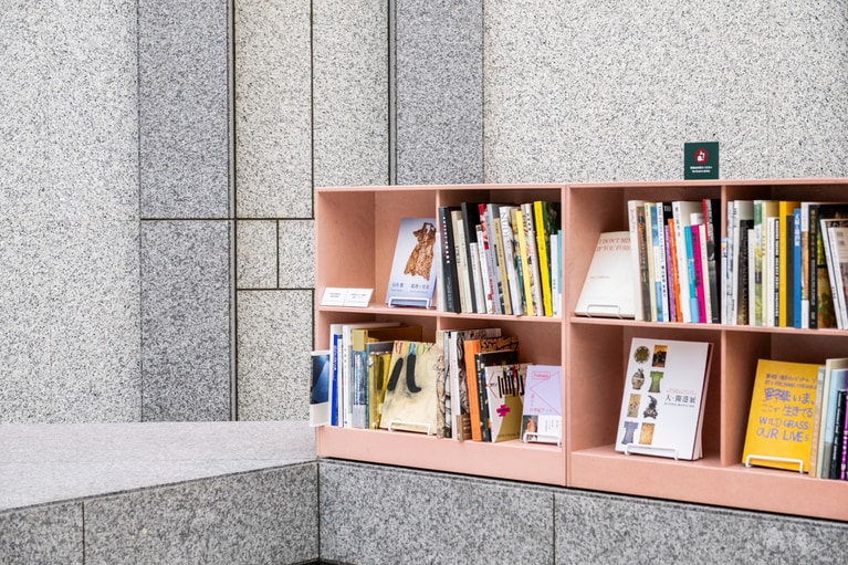 本棚の横に座って読書ができる。