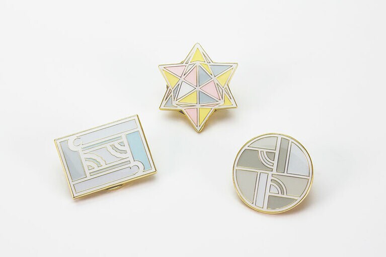 新商品のマグネットバッジ 各619円。旧朝香宮邸の美しい装飾が華やかなバッジに。洋服やバッグなどに付けて楽める。2020年8月下旬発売予定。