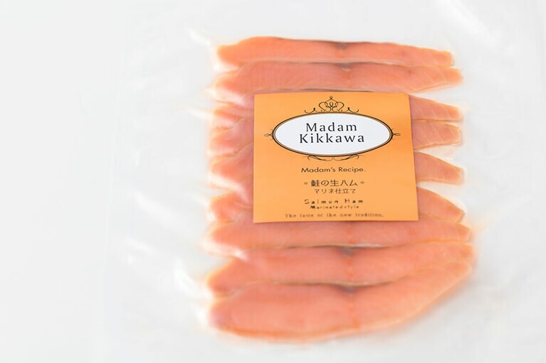 【新潟県】千年鮭 きっかわの「鮭の生ハム マリネ仕立て」1,037円(50g／税込)。