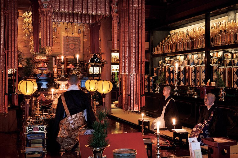 朝勤行は毎朝7時から本堂にて行われる。宿泊者は自由に参加可能で、読経が深く響き渡る。