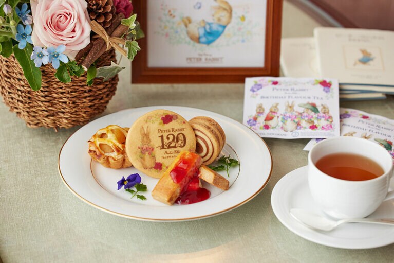 ウェルカムスイーツ＆ティーとして用意される、「ヒルトップガーデンのお茶会プレート」と「ピーターラビット™バースデーフレーバーティー」。