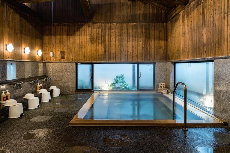 風情のある柳湯の風呂。