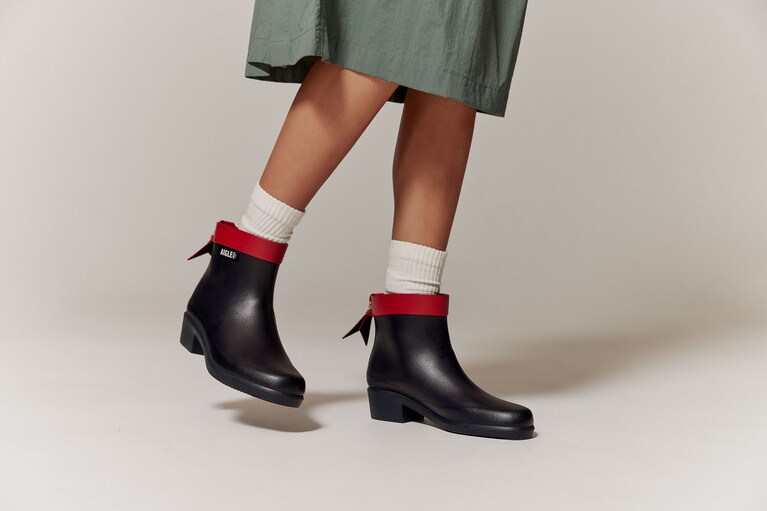 上品なシルエットにキュートなチャームが印象的なミリカ ボッティロン。ショート丈で脱ぎ履きもしやすいので、雨の日だけでなく毎日履きたくなるブーツだ。