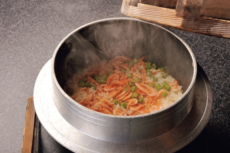 名物は桜エビの釜飯。ほかにも南伊豆の山海の幸やアルカリ源泉を活用した料理が並ぶ（観音温泉）。