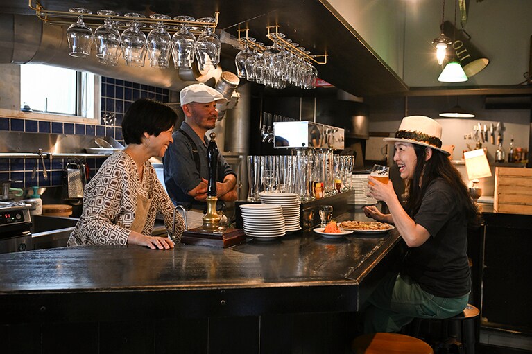 カウンターに座ってふたりと話をするのも楽しいビール時間。