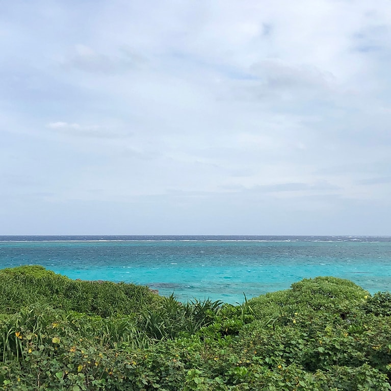 海のブルーの移ろいが美しいフナクスビーチ。