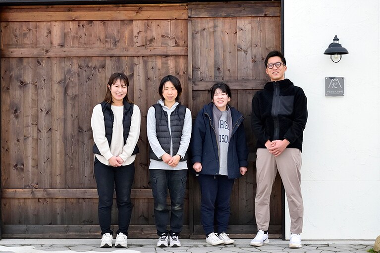 山田さんを支え、「やまのまんなかだ」の生産・出荷を担う頼もしいスタッフのみなさん。