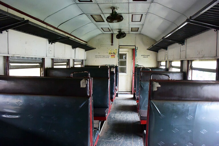 地元の人の足となっている電車。エアコンはなく、天井に扇風機が。