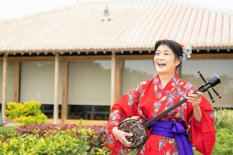 夕方になると古謡や三線の演奏なども。
