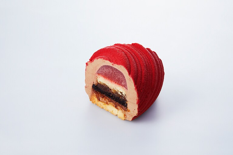 シャングリ・ラ 東京「レッドリースケーキ」の断面（14,000円）。