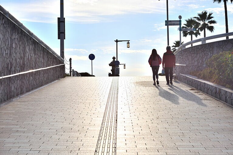 ランニングや散歩を毎日続けるのは難しいもの／写真提供　アフロ