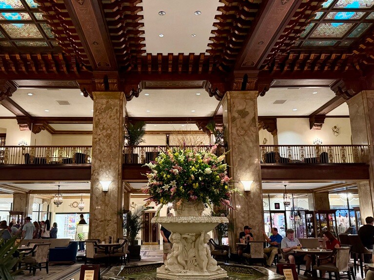 大理石の噴水やアンティークのシャンデリアが目を引く格式高いロビー。