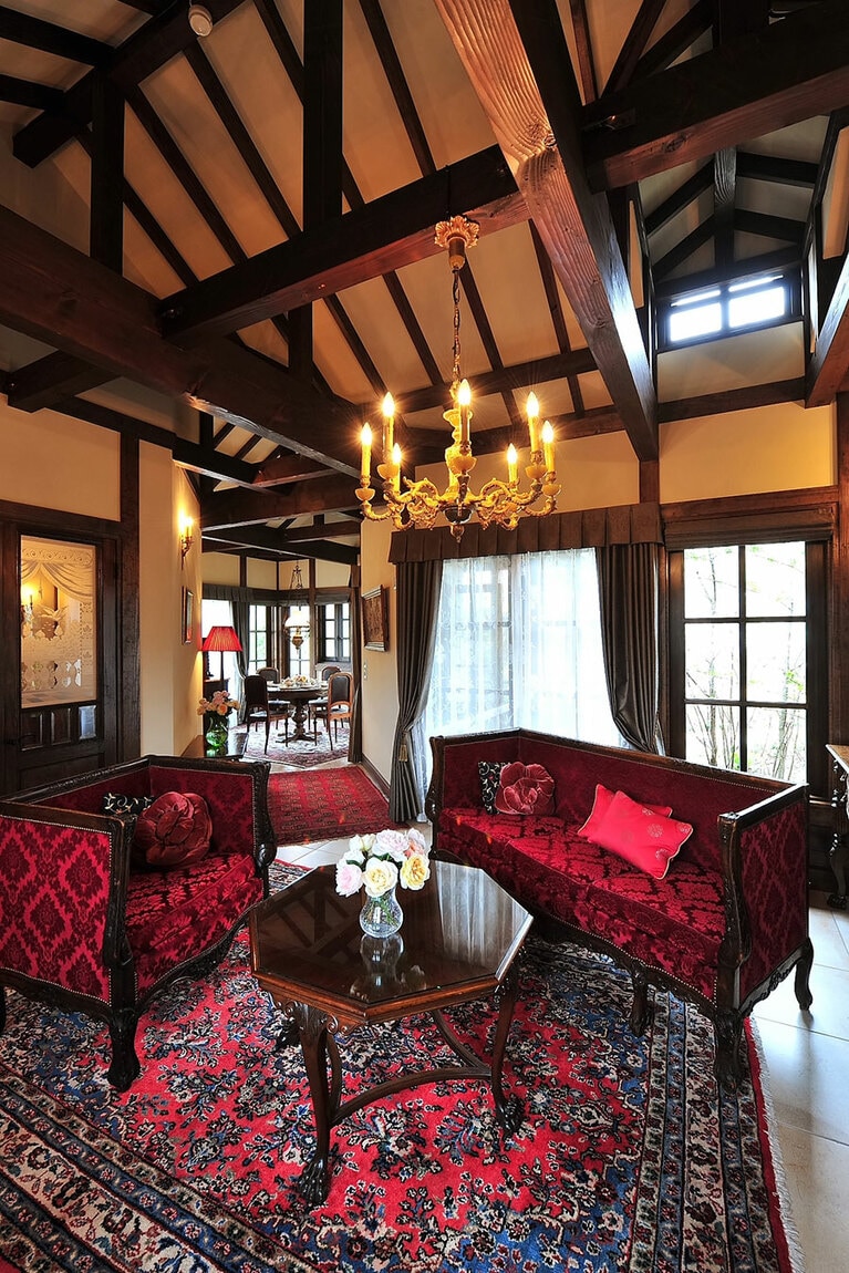 左：庭園を眺めながらの朝食も素敵なひととき。
右：客室はわずか5室で、すべてがスイートルーム。