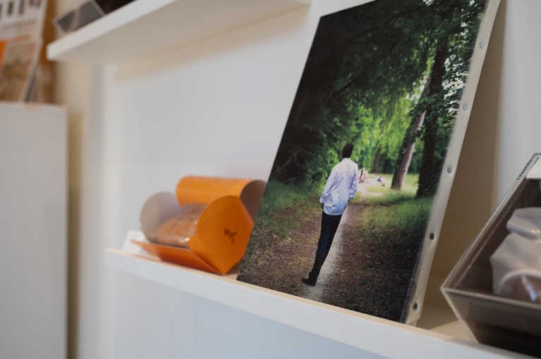 店内にはフォンテーヌブローを歩くカッセル氏の写真も飾られている。