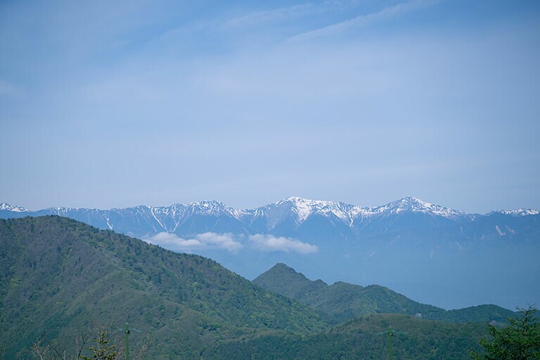 南アルプスの白根三山（北岳、間ノ岳、農鳥岳）が悠然と佇む。