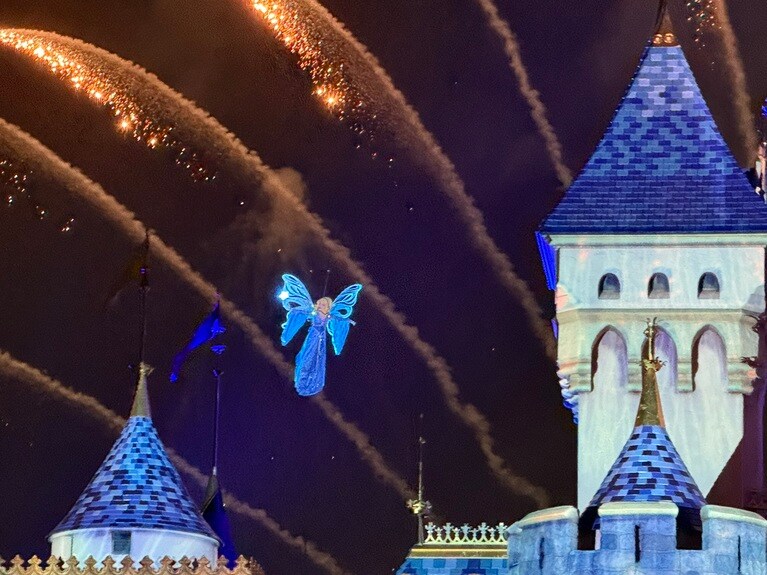 映画『ピノキオ』に登場する妖精ブルー・フェアリーが「星に願いを」のテーマに合わせ美しく空を舞います。